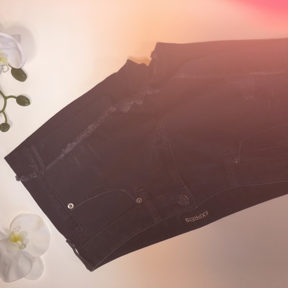 Express Shorts - Picture 2 of 5